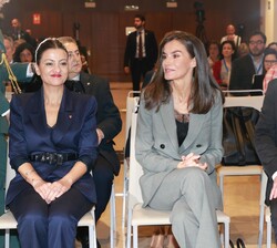 Su Majestad la Reina durante el desarrollo del acto