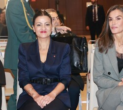 Su Majestad la Reina junto a la ministra de Juventud e Infancia, Sira Abed Rego