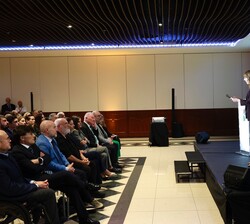 Doña Letizia durante la proyección de un vídeo-testimonio de personas del Comité Pro-Salud Mental en Primera Persona y Red Estatal de Mujeres