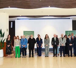 Fotografía de grupo de Su Majestad la Reina con las autoridades, organizadores y asistentes al acto institucional del “Día Mundial de la Salud M