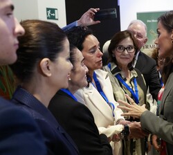 Su Majestad la Reina conversa con con las autoridades, organizadores y asistentes al acto institucional del “Día Mundial de la Salud Mental 2024