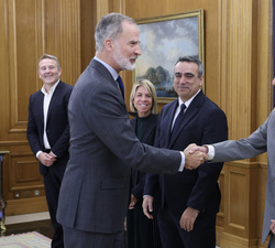S.M. el Rey recibe el saludo del director de la Cátedra sobre Empleabilidad y Responsabilidad en Inteligencia Artificial, Melchor Gómez García