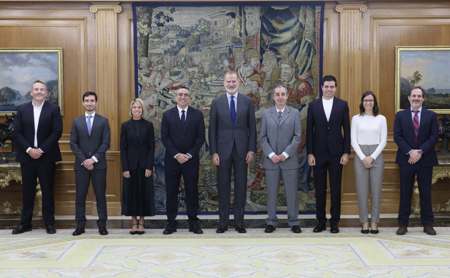 Fotografía de grupo de S.M. el Rey con los creadores y colaboradores de la Cátedra sobre Empleabilidad y Responsabilidad en Inteligencia Artificia