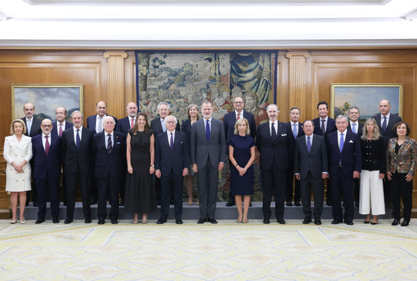 Fotografía de grupo de S.M. el Rey con la Junta Directiva del Círculo de Empresarios