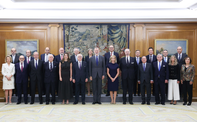 Fotografía de grupo de S.M. el Rey con la Junta Directiva del Círculo de Empresarios