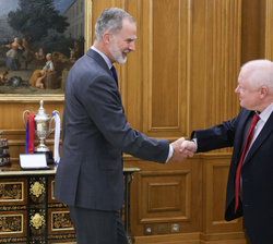 S.M. el Rey recibe el saludo del director de FEDEA, Ángel de la Fuente