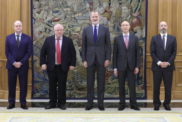 Fotografía de grupo de S.M. el Rey acompañado por el director de FEDEA, Ángel de la Fuente y los investigadores Jorge Onrubia, Julio López y Diego Mar
