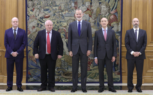Fotografía de grupo de S.M. el Rey acompañado por el director de FEDEA, Ángel de la Fuente y los investigadores Jorge Onrubia, Julio López y Diego Mar