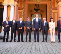Fotografía de grupo de Su Majestad el Rey con las autoridades y persobnalidades asistentes al acto