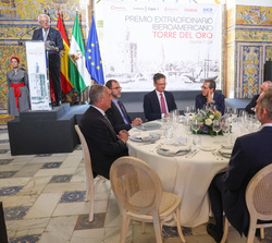 Su Majestad el Rey durante la intervención del presidente de la Cámara Oficial de Comercio, Industria, Servicios y Navegación de Sevilla