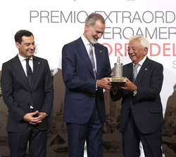 Su Majestad el Rey recibe el “Premio Extraordinario Iberoamericano Torre del Oro” de manos del presidente de la Cámara Oficial de Comercio
