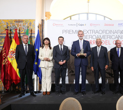 Fotografía de grupo de Su Majestad el Rey con las autoridades y personalidades tras recibir el “Premio Extraordinario Iberoamericano Torre del O