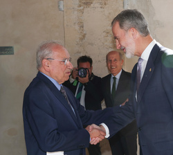 El Rey recibe el saludo del comisario de la exposición, Alfonso Guerra
