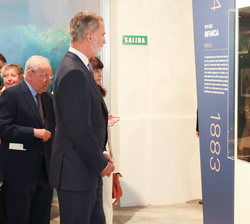 Don Felipe observa algunos libros durante su recorrido por la exposición