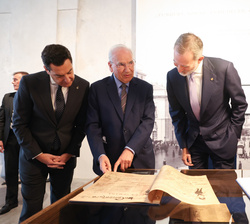 Alfonso Guerra muestra a Su Majestad el Rey una de las obras durante su visita a la exposición