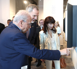 El comisario de la exposición, Alfonso Guerra, muestra a Su Majestad el Rey algunas de las obras durante su recorrido por la exposición