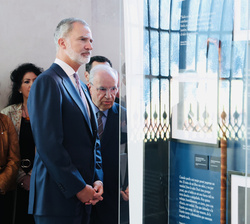 Don Felipe observa uno de los bastones expuestos 