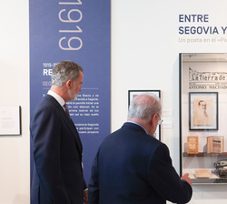Su Majestad el Rey observa una máquina de escribir utilizada para escribir obras de teatros y escribir discursos