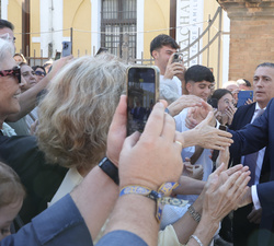 Don Felipe recibe el saludo de las personas que se encontraban a las afueras del Centro de la Cultura Real Fábrica de Artillería