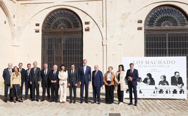 Fotografía de grupo tras la visita a la exposición