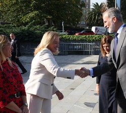 Su Majestad el Rey recibe el saludo de la presidenta del Parlamento de Cantabria, María José González Revuelta