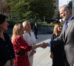 Su Majestad el Rey recibe el saludo de la delegada del Gobierno en la Comunidad Autónoma de Cantabria, Eugenia Gómez de Diego