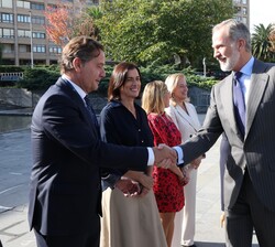 Su Majestad el Rey recibe el saludo del presidente del Instituto de la Empresa Familiar, Ignacio Rivera
