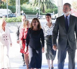 Don Felipe accede al Palacio de Exposiciones y Congresos de Santander acompañado por la presidenta de la Comunidad Autónoma de Cantabria, María José S