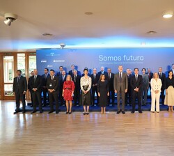 Fotografía de grupo de Su Majestad el Rey junto a los miembros de la Junta Directiva del Instituto de la Empresa Familiar y patrocinadores del XXVII C