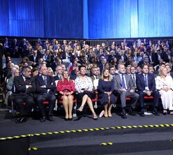 Don Felipe en el salón Bahía del Palacio de Exposiciones y Congresos de Santander durante la proyección del vídeo de presentación del XXVII Congreso N