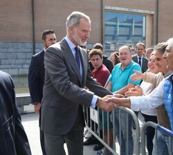 Don Felipe recibe el cariño de los vecinos de Santander congregados a su salida del Palacio de Exposiciones y Congresos de la capital cántabra