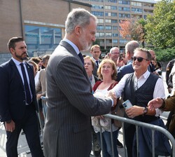 Su Majestad el Rey saluda a las vecinos de Santander que estuvieron presentes a su salida del Palacio de Exposiciones  y Congresos de Santander al tér