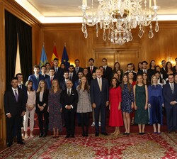 Sus Majestades los Reyes y Sus Altezas Reales la Princesa de Asturias y la Infanta Doña Sofía con los galardonados con los “Premios Fin de Grado