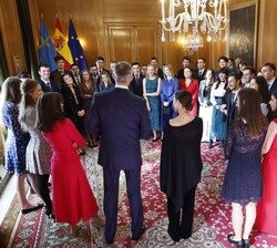 Desarrollo de la audiencia de Sus Majestades los Reyes y Sus Altezas Reales la Princesa de Asturias y la Infanta Doña Sofía a los galardonados con los