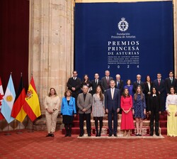 us Majestades los Reyes y Sus Altezas Reales la Princesa de Asturias y la Infanta Doña Sofía junto a los galardonados con los “Premios Princesa 