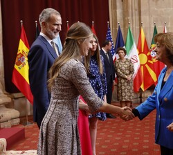 Doña Leonor en la entrega de la insignia a los galardonados