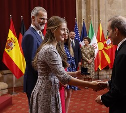 La Princesa de Asturias entrega la insignia a los galardonados
