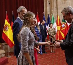Su Alteza Real la Princesa de Asturias entrega la insignia a los galardonados