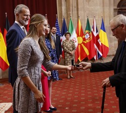 Doña Leonor en la entrega de la insignia a los galardonados
