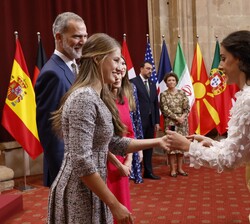 Su Alteza Real la Princesa de Asturias entrega la insignia a los galardonados