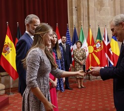 Doña Leonor en la entrega de la insignia a los galardonados