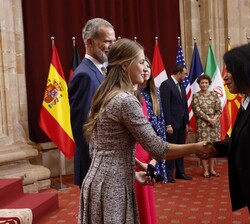 La Princesa de Asturias entrega la insignia a los galardonados
