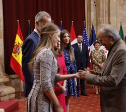 Su Alteza Real la Princesa de Asturias entrega la insignia a los galardonados