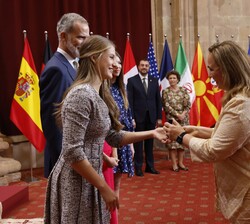Doña Leonor en la entrega de la insignia a los galardonados