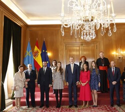 Sus Majestades los Reyes y Sus Altezas Reales la Princesa de Asturias y la Infanta Doña Sofía con los galardonados con las “Medallas de Asturias