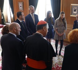 Desarrollo de la audiencia de Sus Majestades los Reyes y Sus Altezas Reales la Princesa de Asturias y la Infanta Doña Sofía a los galardonados con las