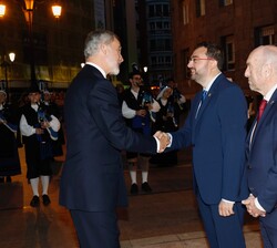 Sus Majestades los Reyes y Sus Altezas Reales la Princesa de Asturias y la Infanta doña Sofía recibidos por el presidente del Principado de Asturias, 