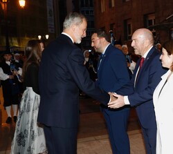 Sus Majestades los Reyes y Sus Altezas Reales la Princesa de Asturias y la Infanta doña Sofía recibidos por el presidente de la Junta General del Prin