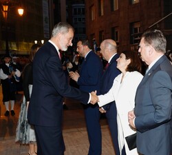 Sus Majestades los Reyes y Sus Altezas Reales la Princesa de Asturias y la Infanta doña Sofía recibidos por la delegada del Gobierno en la Comunidad A
