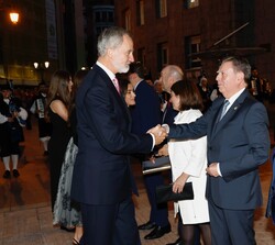 Sus Majestades los Reyes y Sus Altezas Reales la Princesa de Asturias y la Infanta doña Sofía recibidos por el alcalde de Oviedo, Alfredo Canteli